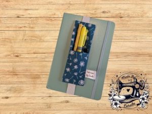 marque-page-elastique-porte-crayon-bleu-fleur Marque page élastiqué porte-crayon